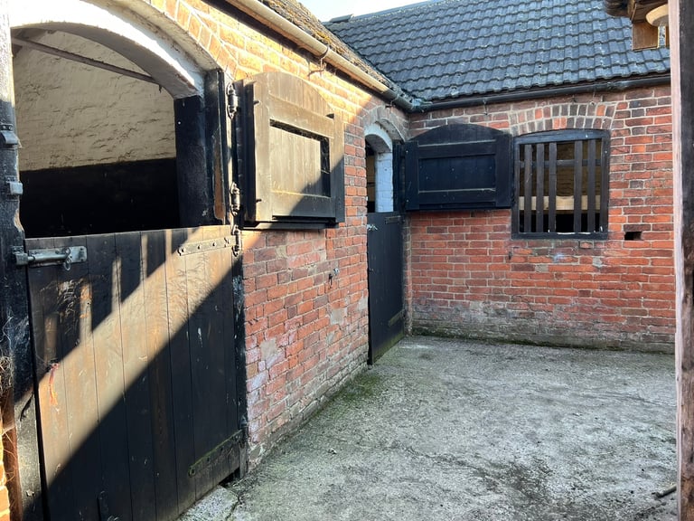 4 Large Stables for DIYLivery available immediately 