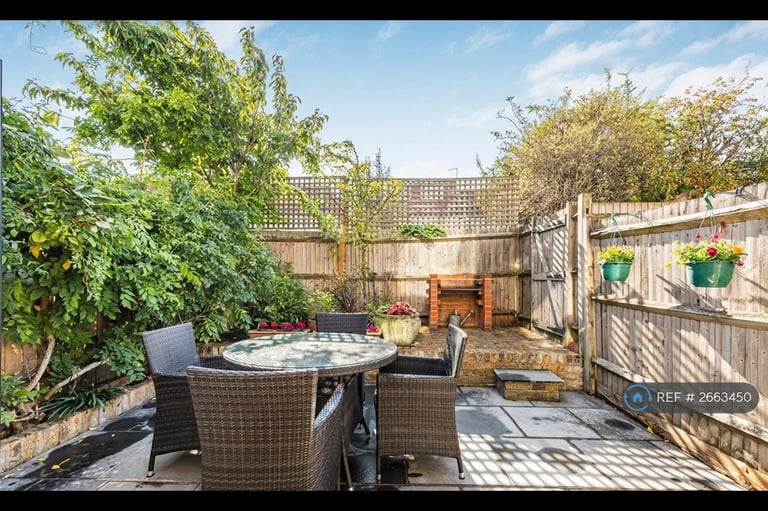 3 bedroom house in Ravensbury Road, London, SW18 (3 bed) (#2663450)