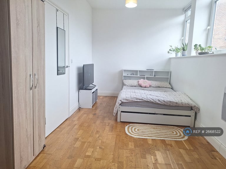 Studio flat in Market Place Chambers, Stevenage, SG1 (#2668522)