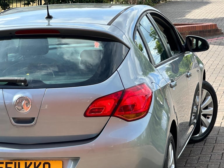 2011 Vauxhall Astra 1.4 16v Exclusiv Euro 5 5dr HATCHBACK Petrol Manual