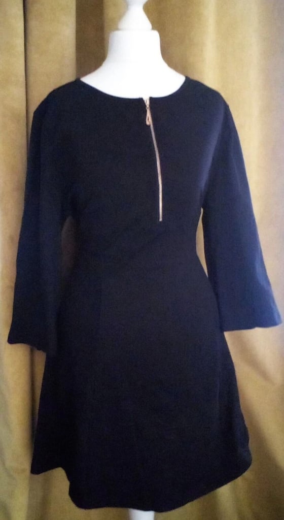 New Black Zipped Fit 'n Flare A-Line Crew Neckline Dress Tunic Top. Size 16.POST OR COLLECT!