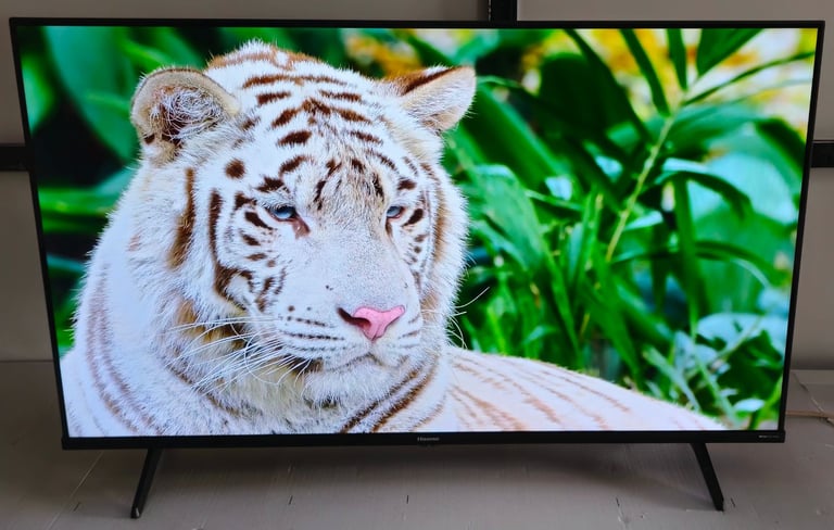 Hisense 43 inch smart 4k ultra HD Qled TV unused with remote 
