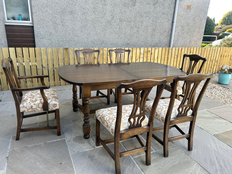 Mahogany Dining table with 6 matching chairs