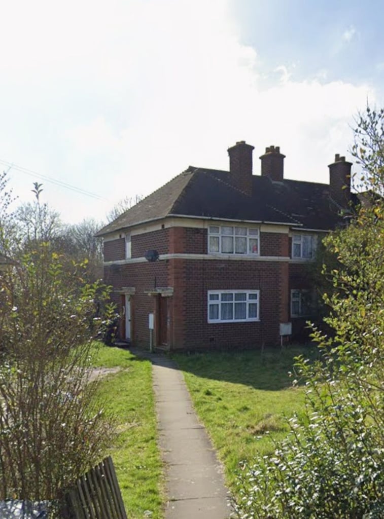 image for 2 bedroom flat looking for 3 bedroom 