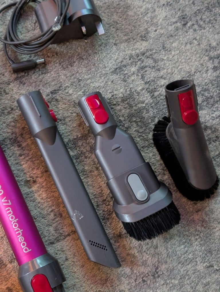 Dyson v7 cordless vacuum cleaner VGC as new 