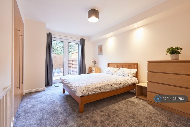 2 bedroom flat in Tytler Court, Edinburgh, EH8 (2 bed) (#2647110)