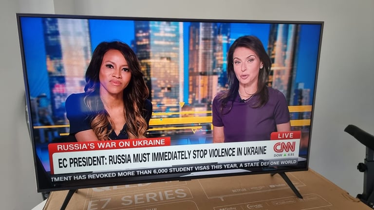 Samsung 43 INCH UE43RU7100 SMART 4K UHD HDR LED TV WITH WIFI FREEVIEW HD, TVPLUS 