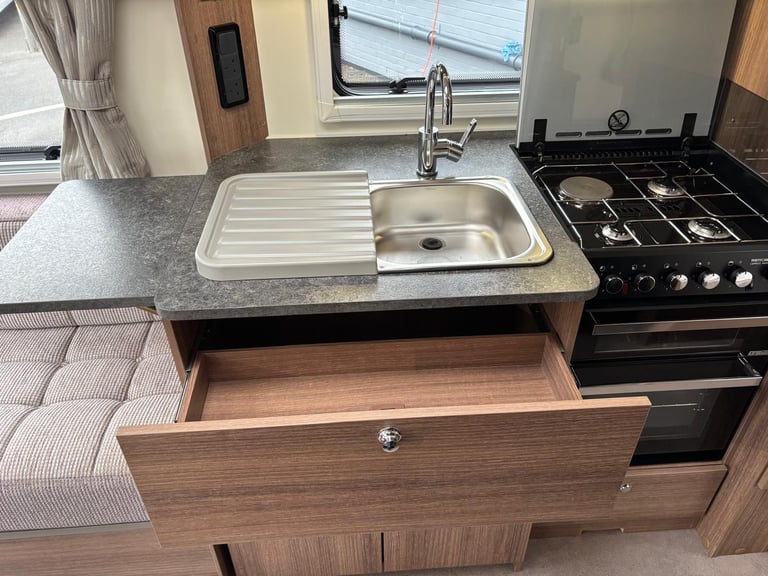 2019 Bailey Phoenix Vogue 642 SE Fixed Beds, End Washroom, 12 Months Warranty