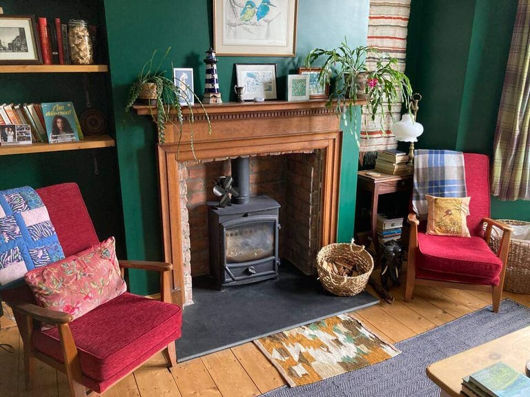 Fully furnished 3 double bedroom house £2000 per month for Dec- Feb only all bills included