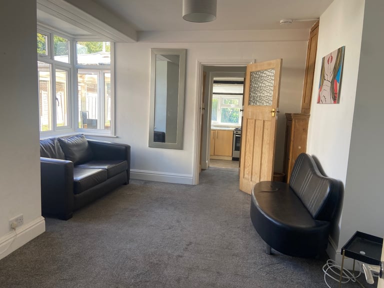 LARGE DOUBLE ROOM TO RENT