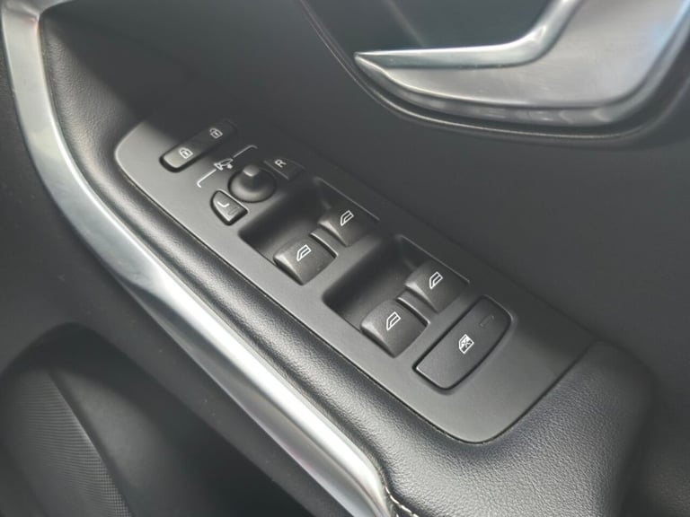 2017 Volvo V40 2.0 D2 R-Design Nav Plus Hatchback 5dr Diesel Manual Euro 6 (s/s) (120 ps) Hatchba...