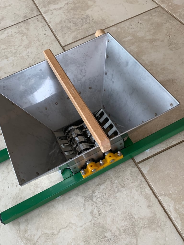 Vigo fruit crusher and 12L cast iron press