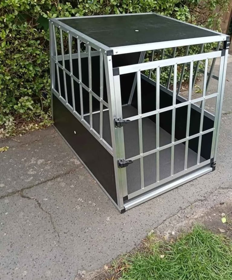 Medium pet crate for vehicle