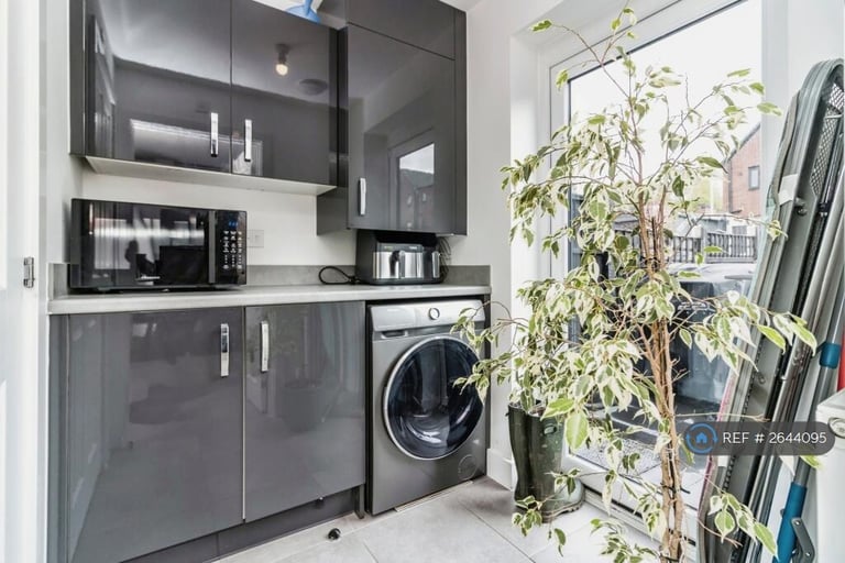 2 bedroom house in Keele Walk, Manchester, M40 (2 bed) (#2644095)