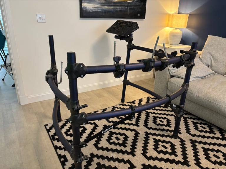 6 piece Electric Roland Drum kit plus hardware