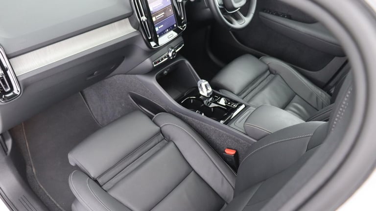 2025 Volvo XC40 B4 (P) Ultra Bright (Sunroof, Pilot Assist, BLIS, Leather) ESTATE Petrol/Electric...