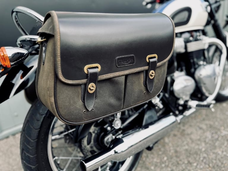 STUNNING 2018/18 TRIUMPH BONNEVILLE T100 MOTORCYCLE 