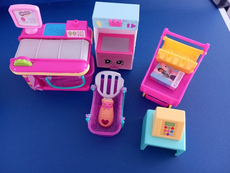 Tea pots and shop accessories toys