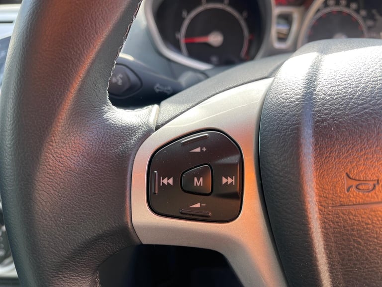 FORD FIESTA 1.4 Zetec 5dr 2011