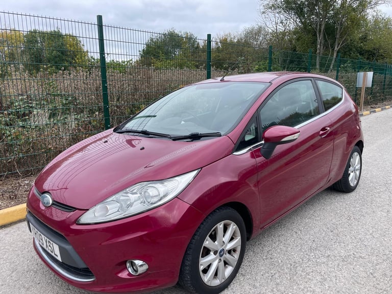FORD FIESTA 1.2 ZETEC 09 REG MAGENTA RED 3 DOOR MOT 12 MONTHS MOT  INSURANCE 48+MPG