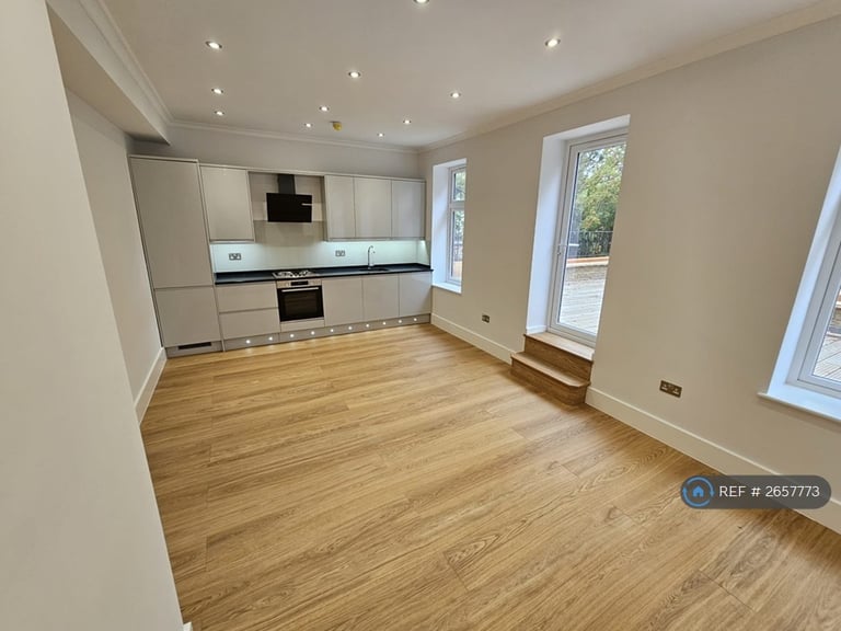 3 bedroom flat in Chatsworth Road, London, NW2 (3 bed) (#2657773)