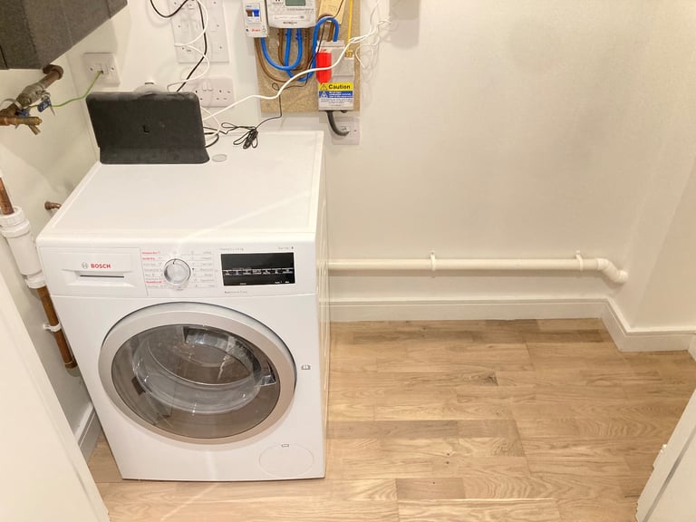 New Build Quality Lift Concierge Balcony Flat 2 Bed 2 Bath Gardens Gym Lounge Cinema Near Rail Bus