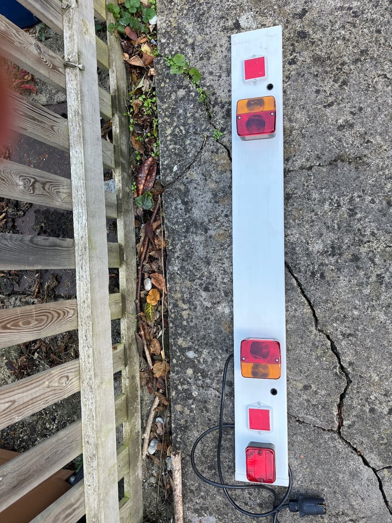 Tow light bar