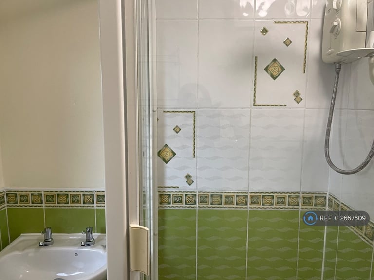 1 bedroom flat in Willow Court, Standish, Wigan, WN6 (1 bed) (#2667609)