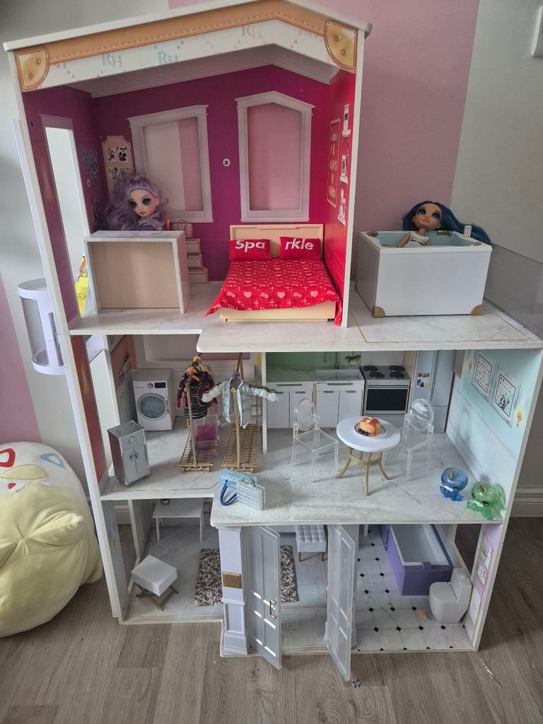 Rainbow high doll house with accessories 