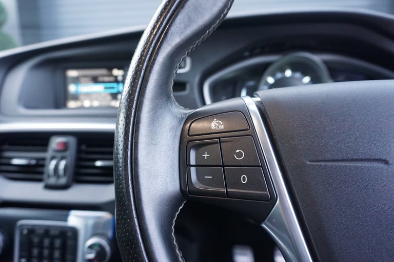 2015 Volvo V40 D2 [120] R DESIGN *IMMACULATE CONDITION £20 ROAD TAX* HATCHBACK Diesel Manual