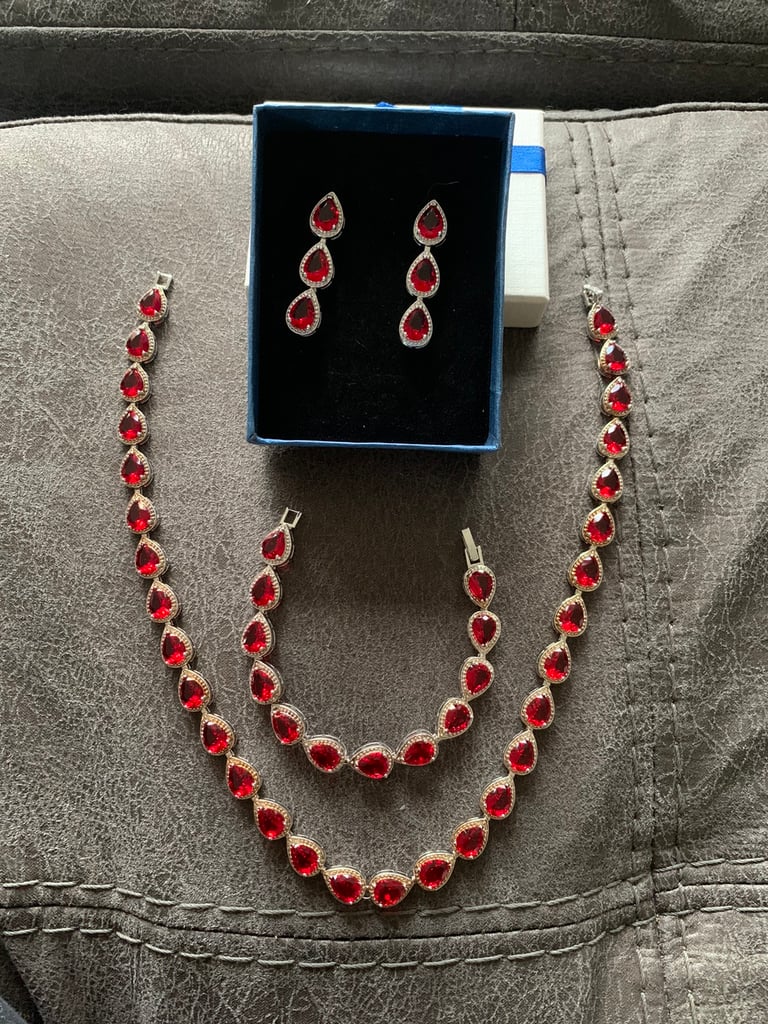 Gulicx necklace bracelet and earrings | in Rugby, Warwickshire | Gumtree