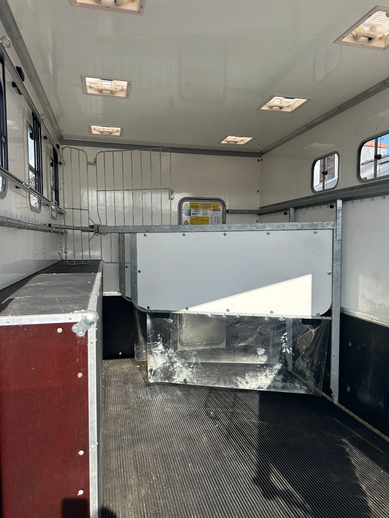 Ifor Williams Gold Large Tri-Axle Eventa Trailer