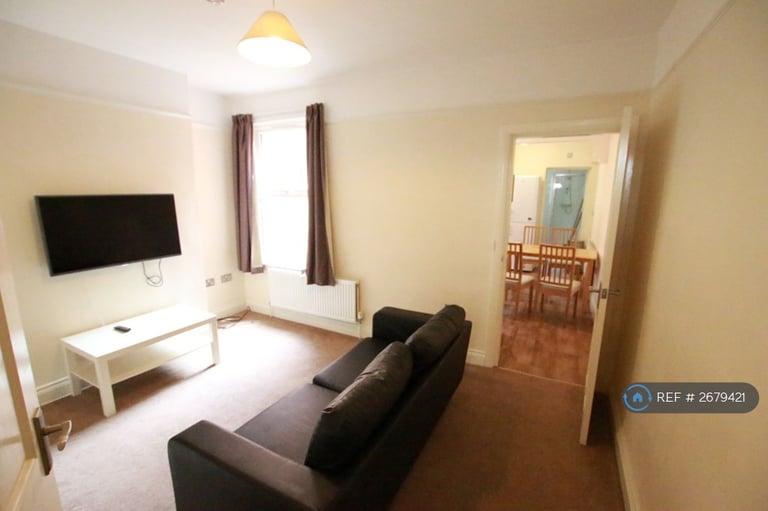 4 bedroom house in Grange Avenue, Reading, RG6 (4 bed) (#2679421)