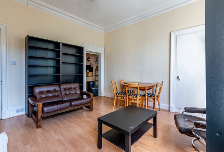 Fantastic, 2 bedroom, 2nd floor flat near the Meadows – available November