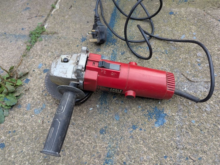 image for POWER DEVIL 240V 580W ANGLE GRINDER IN GOOD WORKING ORDER + CAN BE SEEN WORKING