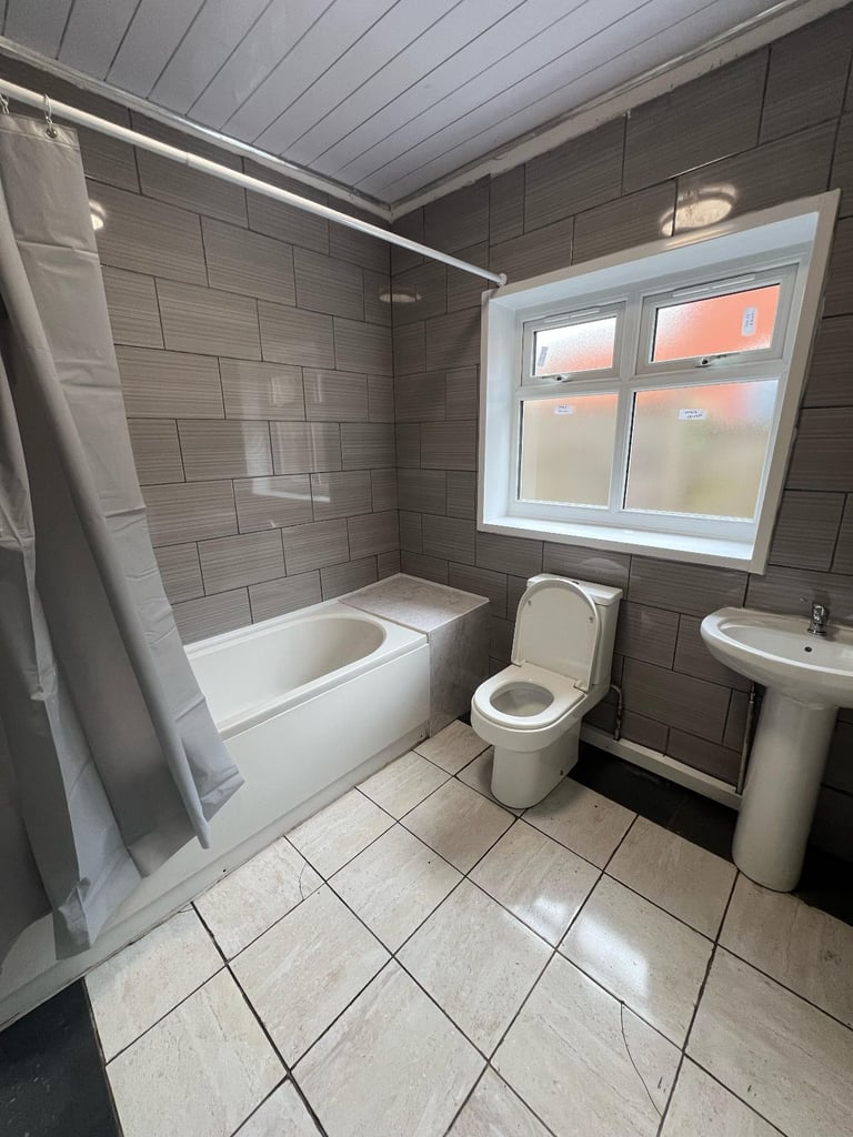 Low income people apply for emergency housing in B81DT - 3 bedrooms are available!