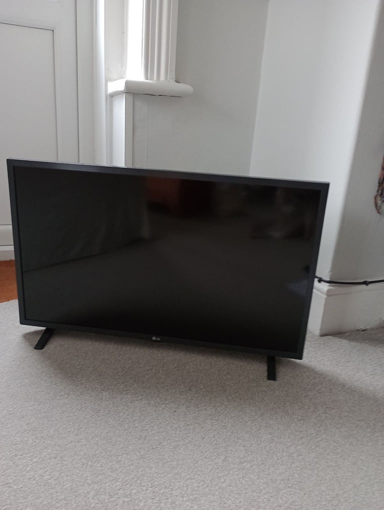 32" LG television for sale