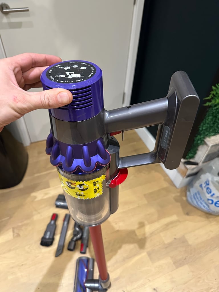 Dyson cyclone v10 total clean full bundle 