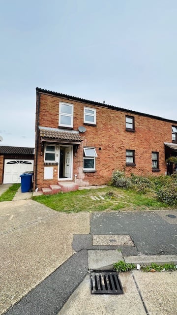 Newly refurbished 3 bedroom house with garden