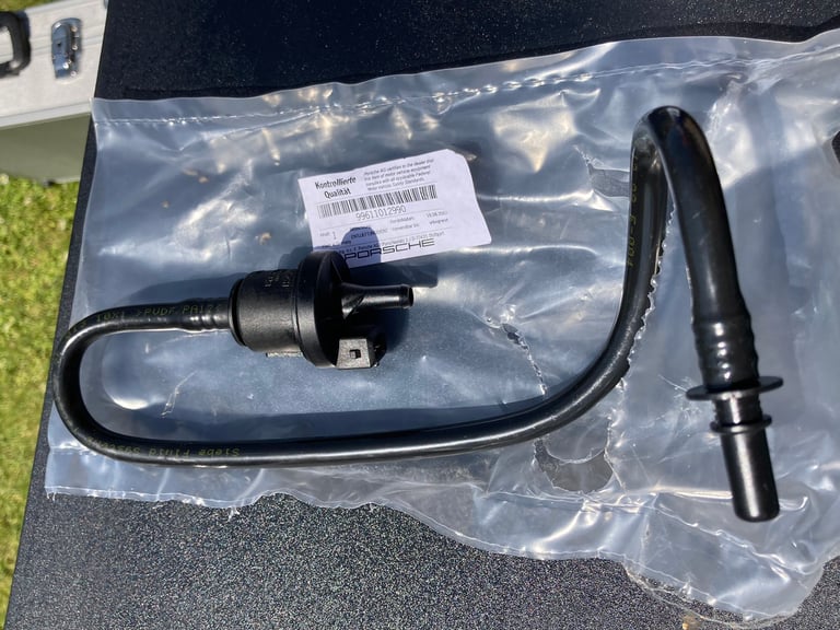 Porsche bleeder valve 996.110.129.9zero