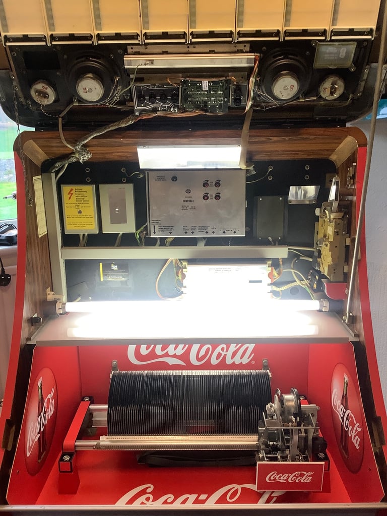 Jukebox plays 45rpm Vinyl Records 
