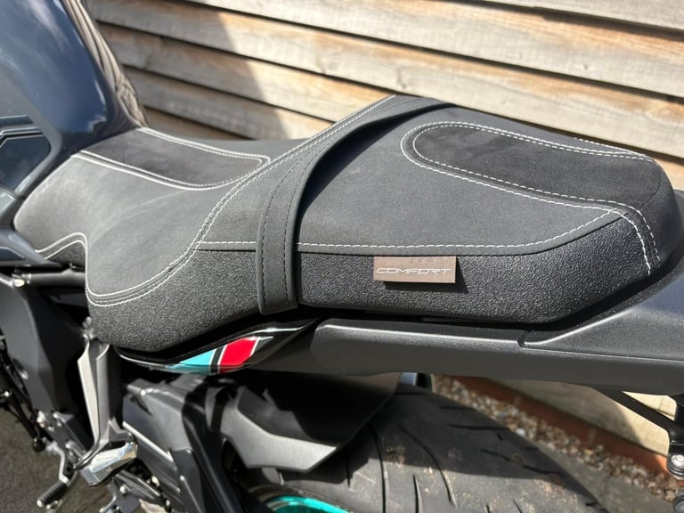 2023 / 73 Yamaha MT10 £10000 Grey 5978 miles.