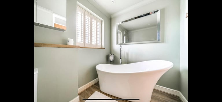 Bathroom suite, with roll top bath