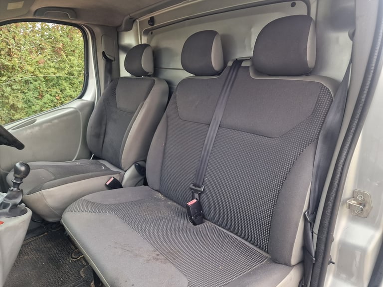 2010 Vauxhall Vivaro Silver  Spares Repairs  SWB  Needs Starter motor  A/C