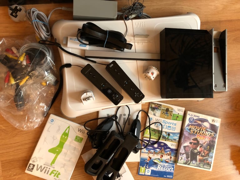 Nintendo Wii Console Bundle w/accessories, steps store and 8 games