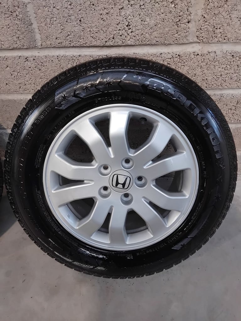 Genuine Honda CRV 16" Alloys with mud and snow tyres.