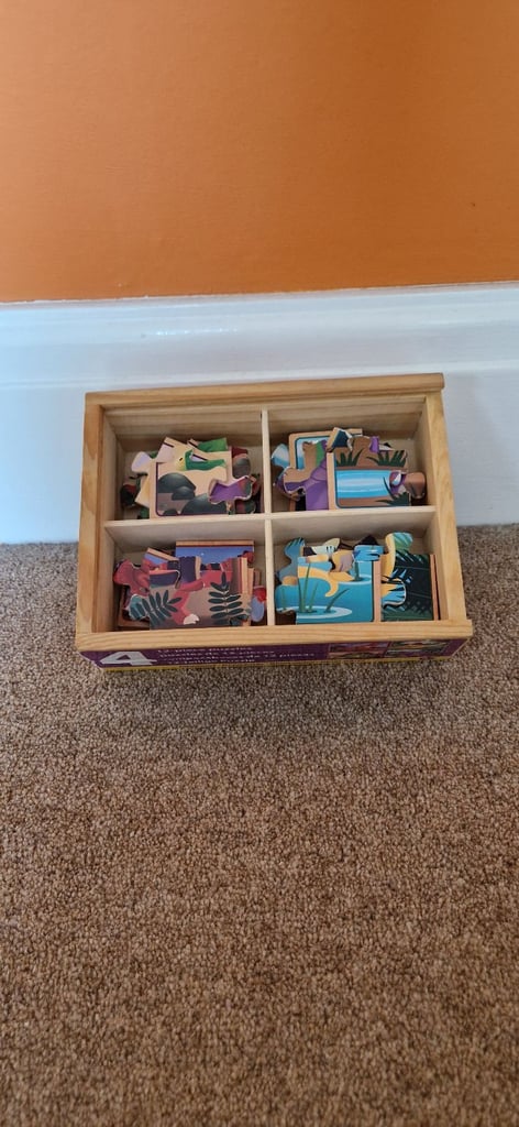 MELISSA AND DOUG 4 DINOSAUR JIGSAW PUZZLES IN BOX. EXCELLENT CONDITION.
