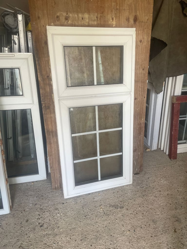 H 131/133 x W 64 cm -  BEAUTIFUL GEORGIAN UPVC DOUBLE GLAZED WINDOW - OBSCURE GLASS (REF: SJ445)