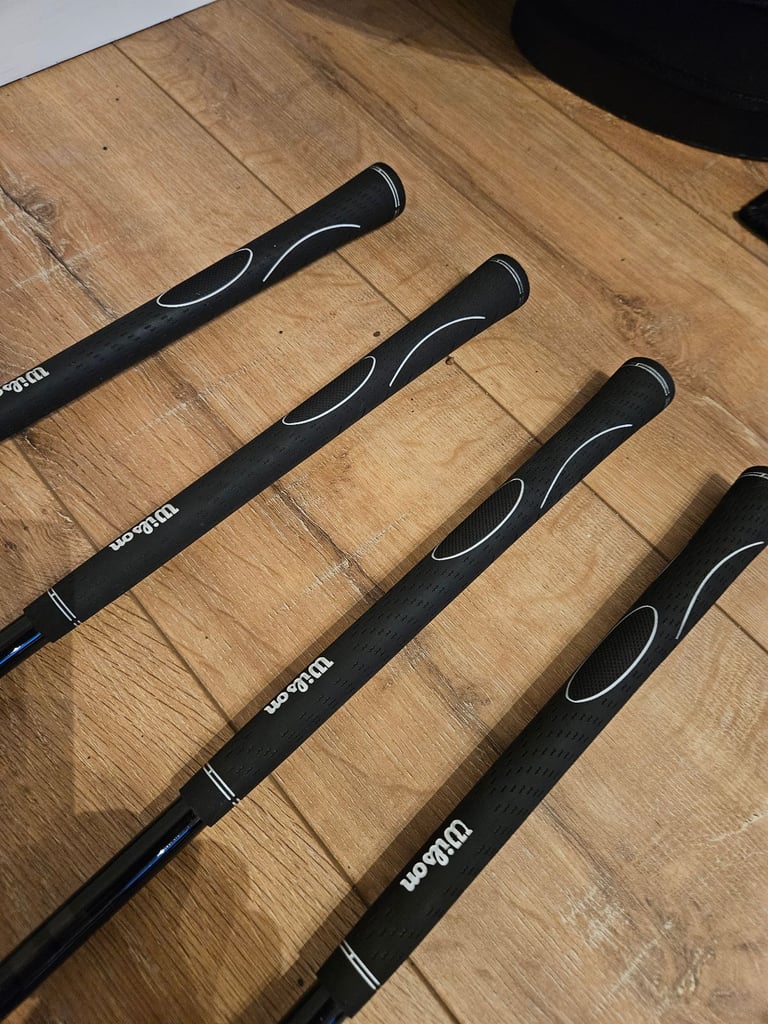 Wilson player-Fit gents premium package set, RH, graphite shafts and cart bag.