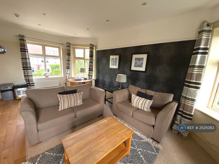 1 bedroom flat in Langcliffe Avenue East, Harrogate, HG2 (1 bed) (#2525083)